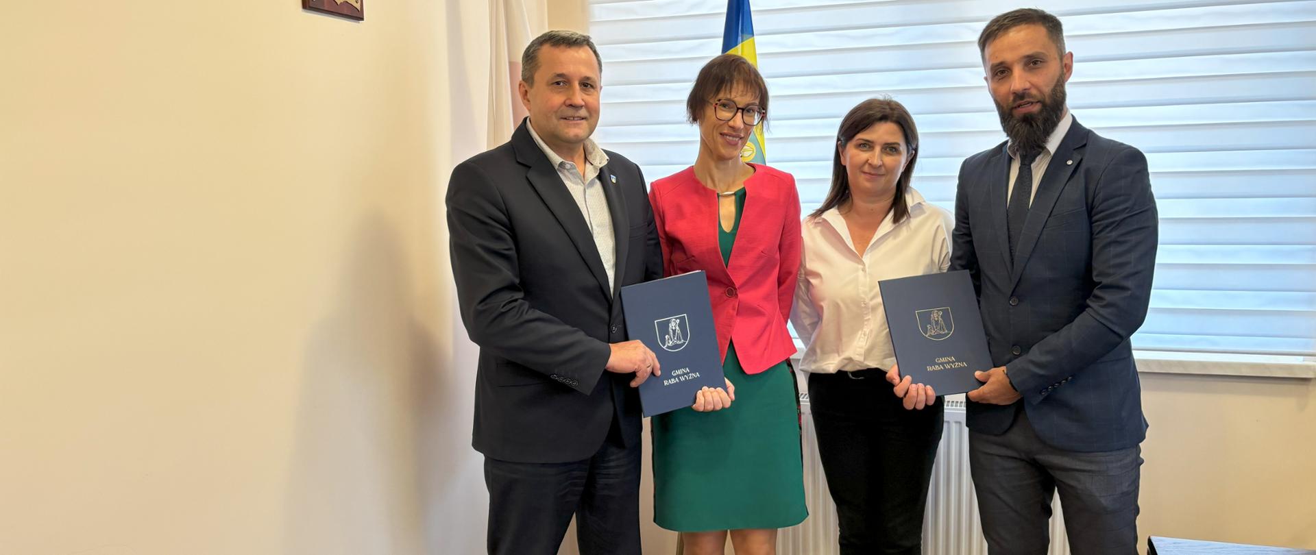 Wspólne działania na rzecz uczniów. Gminy Raba Wyżna i Mszana Dolna zawierają umowę partnerską
