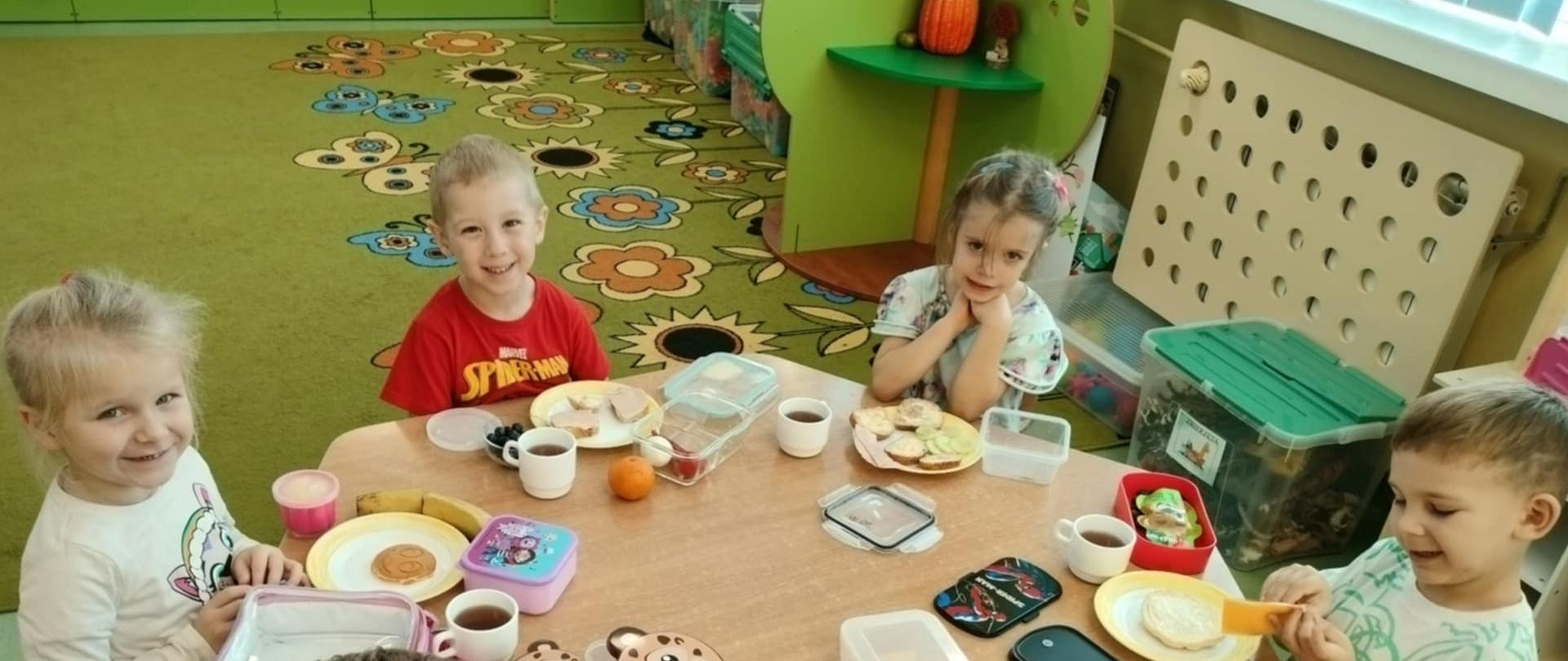 Dzieci jedzące śniadanie