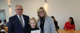 Moment wręczania nagród przez Starostę i Wicestarostę