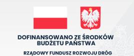Na biało- szarym tle informacja dotycząca przebudowy drogi powiatowej w zakresie budowy zatok autobusowych w miejscowości Posiłów, zadanie dofinansowane ze środków budżetu Państwa, u góry flaga i godło Polski, z prawej strony zarys orła w koronie
