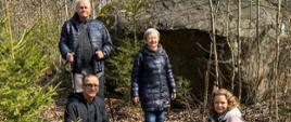 Uczestnicy z kijami nordic walking pozują do zdjęcia