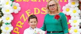 Dyrektor Ewelina Dorota Durzyńska pozuje do zdjęcia z absolwentami przedszkola