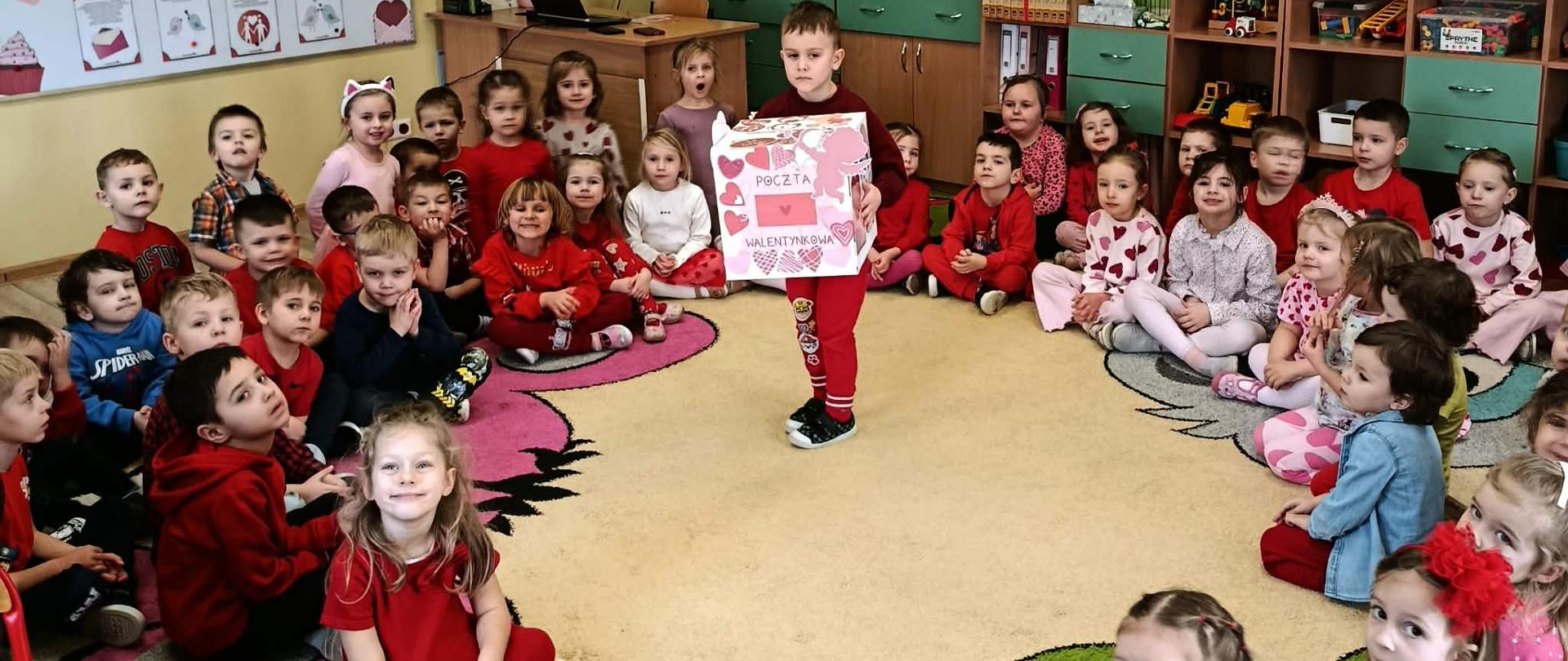 Grupa dzieci podczas rozdawania Walentynek