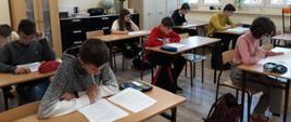 Uczniowie podczas konkursu z języka angielskiego