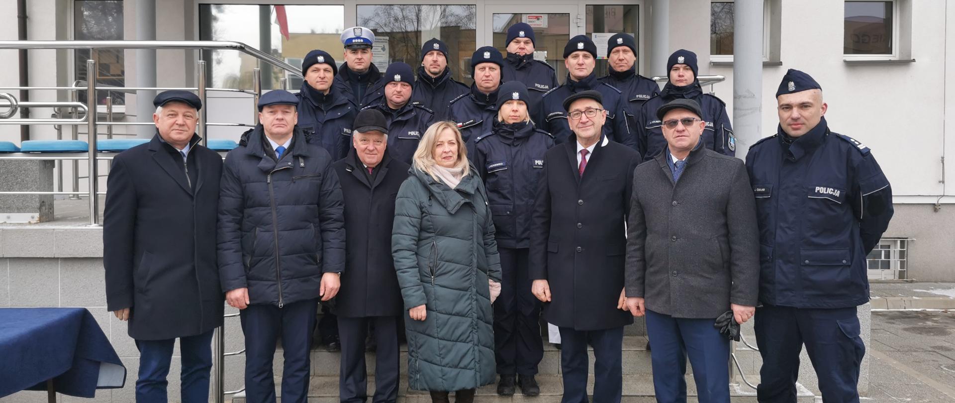 Mundurowi wraz z przedstawicielami samorządów i senatorem Jackiem Boguckim pozują do pamiątkowego zdjęcia