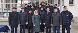 Mundurowi wraz z przedstawicielami samorządów i senatorem Jackiem Boguckim pozują do pamiątkowego zdjęcia