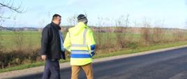 Dyrektor Zarządu Dróg Powiatowych, radny wojewódzki Mikołaj Janowski i przedstawiciel Wykonawcy podczas odbioru odcinka drogi 