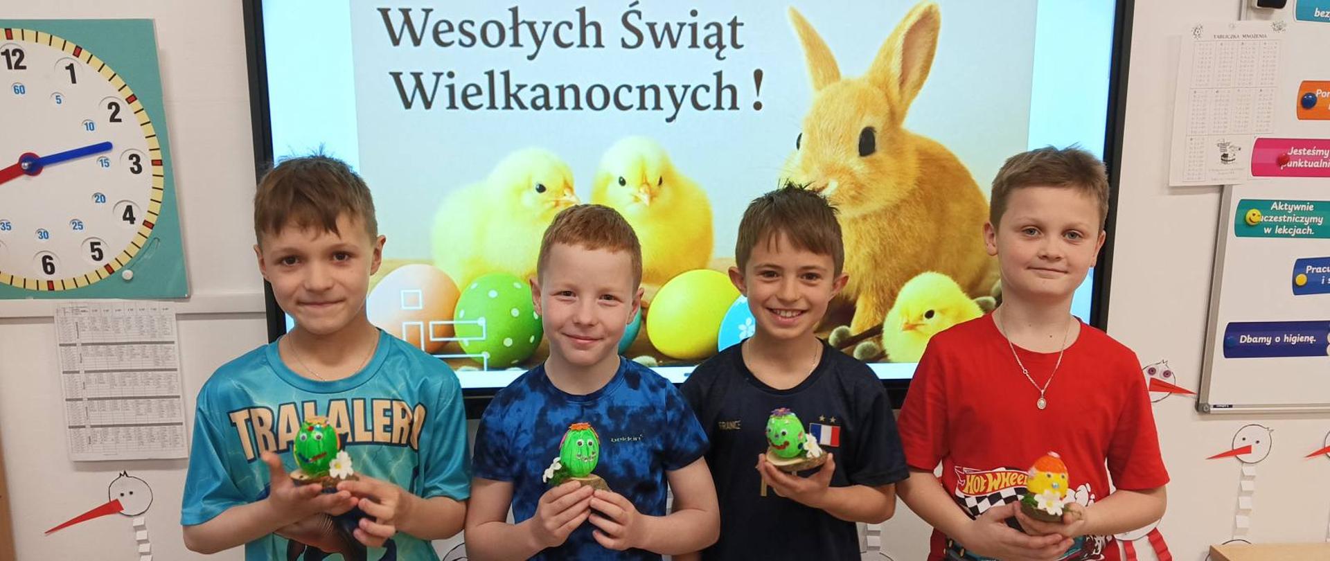 Uczniowie prezentują ozdoby wielkanocne