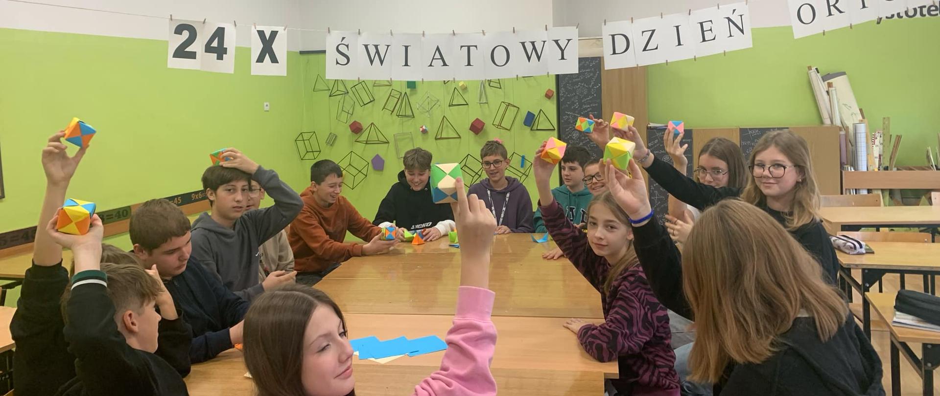 uczniowie z origami