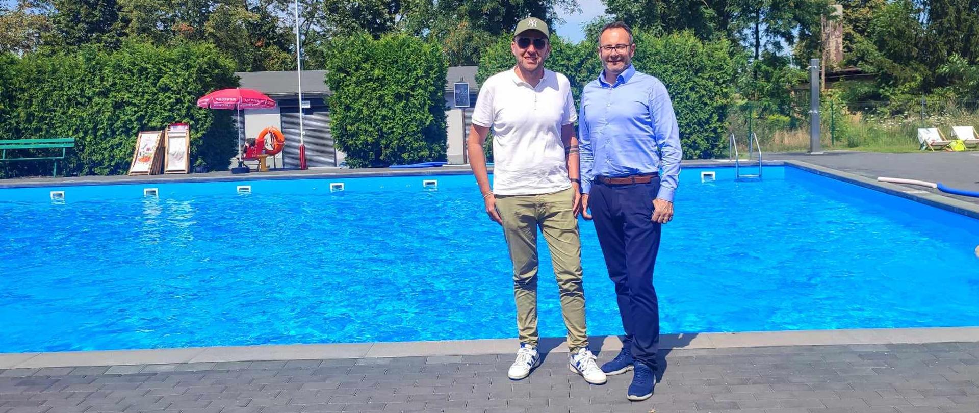 Basen w Orzechowie - Wójt Gminy Olszanka w towarzystwie Sołtysa Wsi