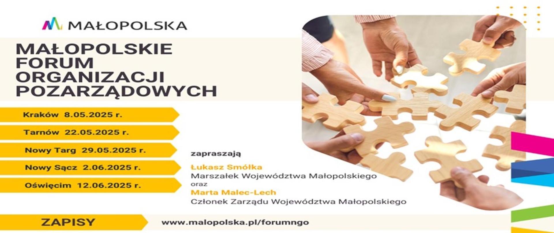 Grafika Forum NGO przedstawia dłonie osób trzymających drewniane puzzle po prawej stronie obrazu, a po lewej nazwy miejscowości oraz daty wydarzeń.