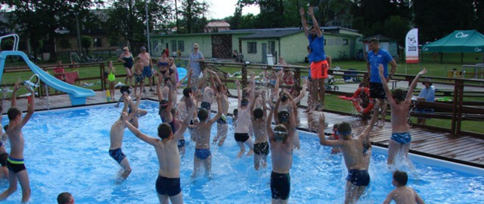 Uczestnicy zawodów w basenie - czas wolny
