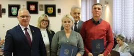 Moment wręczenia podziękowań dla mieszkańców Powiatu Hajnowskiego
