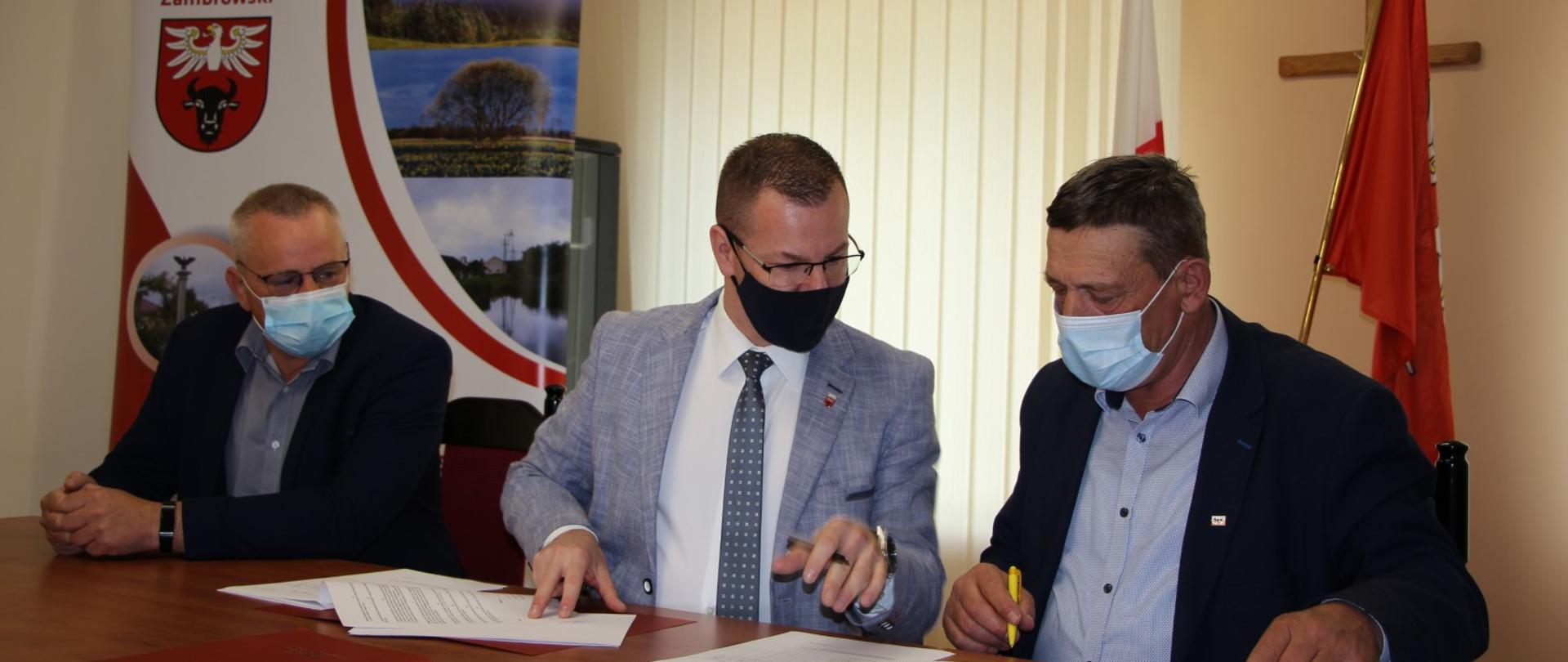 od lewej: Naczelnik Ir, Wicestarosta Zambrowski i Przedstawiciel Spółki Wodnej z terenu Powiatu Zambrowskiego
