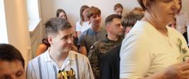 Nagrodzeni wraz z samorządowcami pozują do zdjęcia