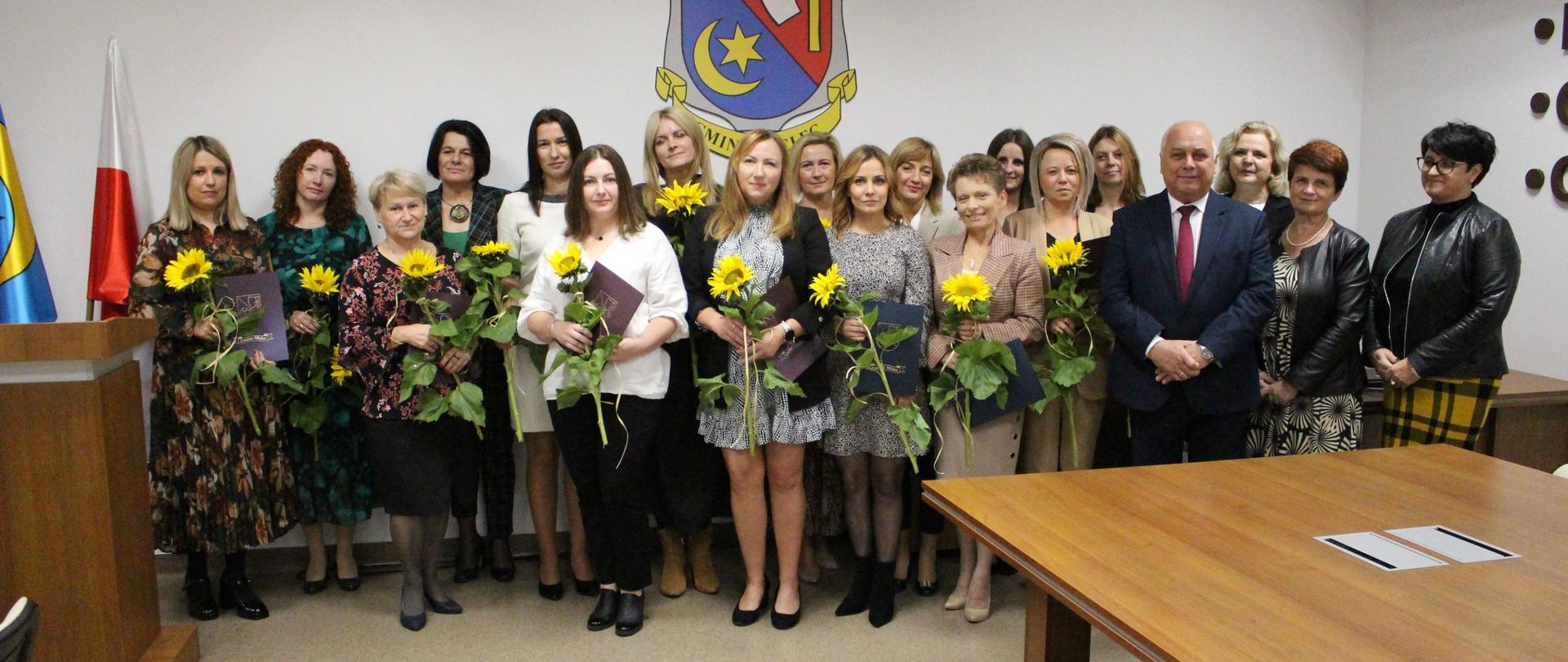 Nauczyciele oraz dyrektorzy szkół podczas uroczystego spotkania z Wójtem i przedstawicielami Gminy Mielec z okazji Dnia Edukacji Narodowej 2023.