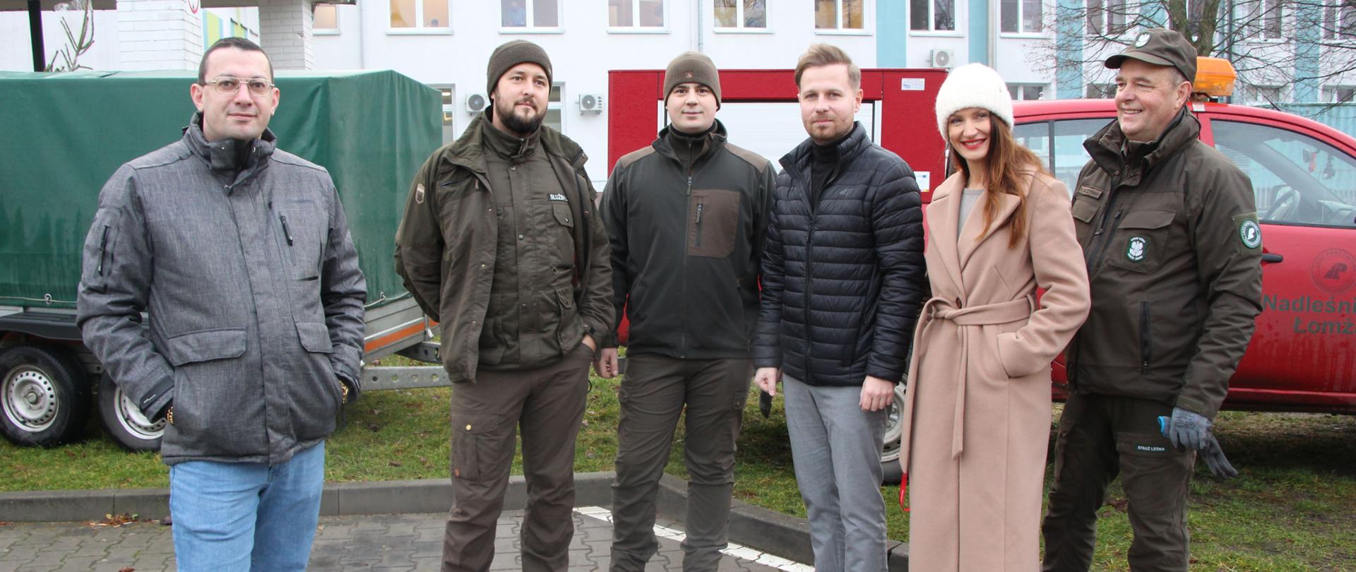 Na zdjęciu pod budynkiem Szpitala Powiatowego w Zambrowie widzimy organizatorów Akcji "CHOINKA ZA ŻYCIE" (6 osób). 