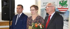 Spotkanie z okazji przyznania tytułu Honorowego Profesora Oświaty - od lewej: Wicestarosta Powiatu Garwolińskiego Marek Ziędalski, Nauczyciel Izabela Odziemczyk-Dadas, Przewodniczący Rady Powiatu Garwolińskiego - Waldemar Trzaskowski 