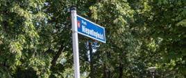 Park Niepodległości w Piastowie - znak z nazwą parku