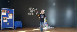 W naszej szkole na Dzień Kobiet uczniowie recytują wiersze.
