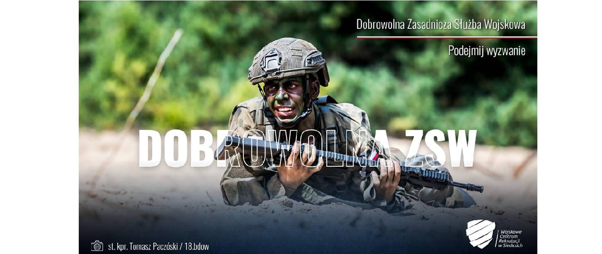 Na zdjęciu żołnierz ubrany w koszarowe ubranie, leżący i trzymający karabin. Na środku napis DOBROWOLNA ZSW, w prawym górnym rogu napis Podejmij wyzwanie, w dolnym prawym rogu logo Woskowego Centrum Rekrutacji w Siedlcach, a w lewym dolnym rogu informacja kto wykonał fotografię.
