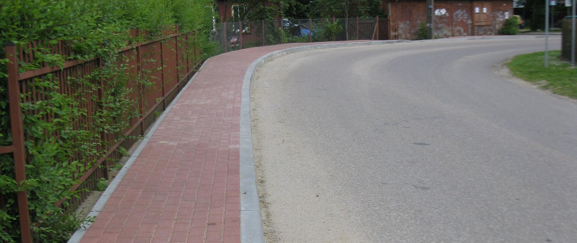 Przebudowa chodnika i zjazdów w ciągu drogi powiatowej w miejscowości Gródek dł wykonanego chodnika 243 mb (w tym 23 m przy drodze gminnej)- wartość zadania 42 900 zł, wkład Gminy Jabłonna Lacka – 5 470 zł.
