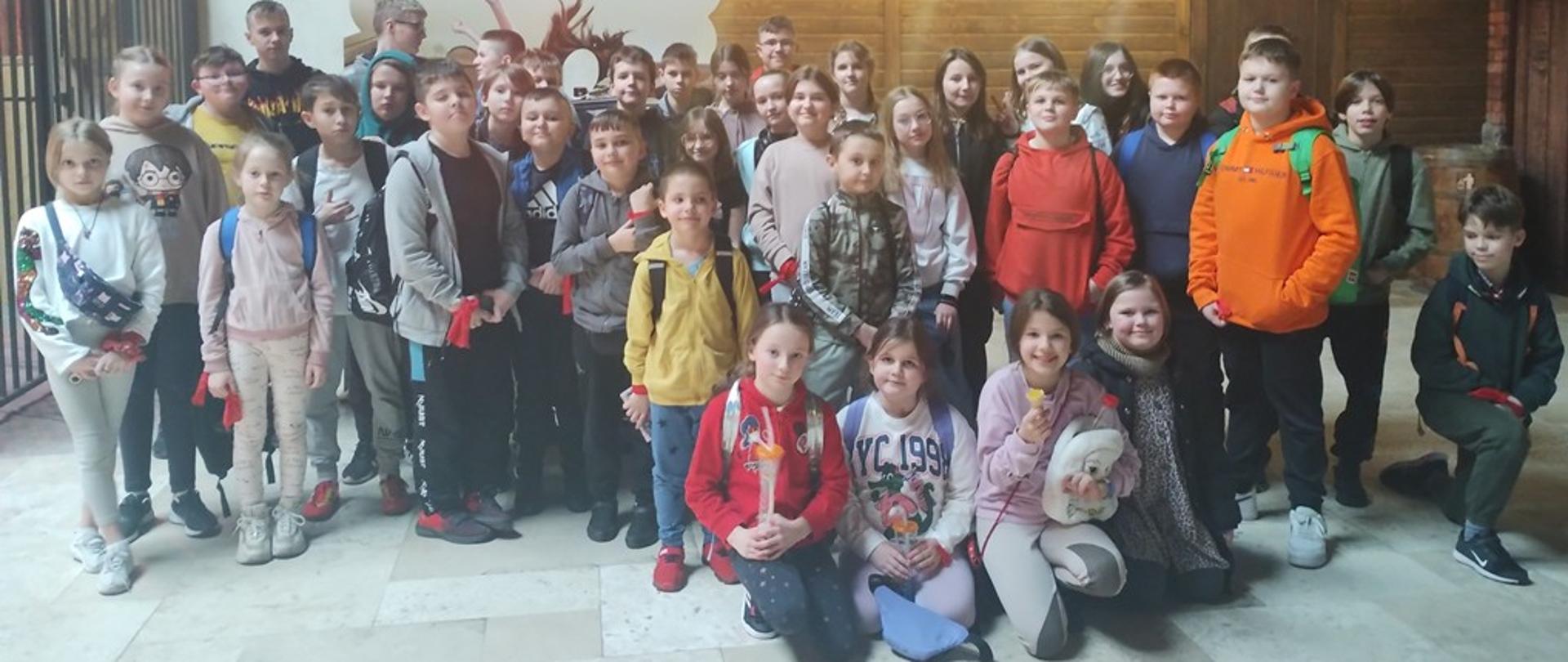 Zdjęcie przedstawia wszystkich uczestników I turnusu zimowych półkolonii, którzy udali się do Mandorii „Miasta Przygód”. 