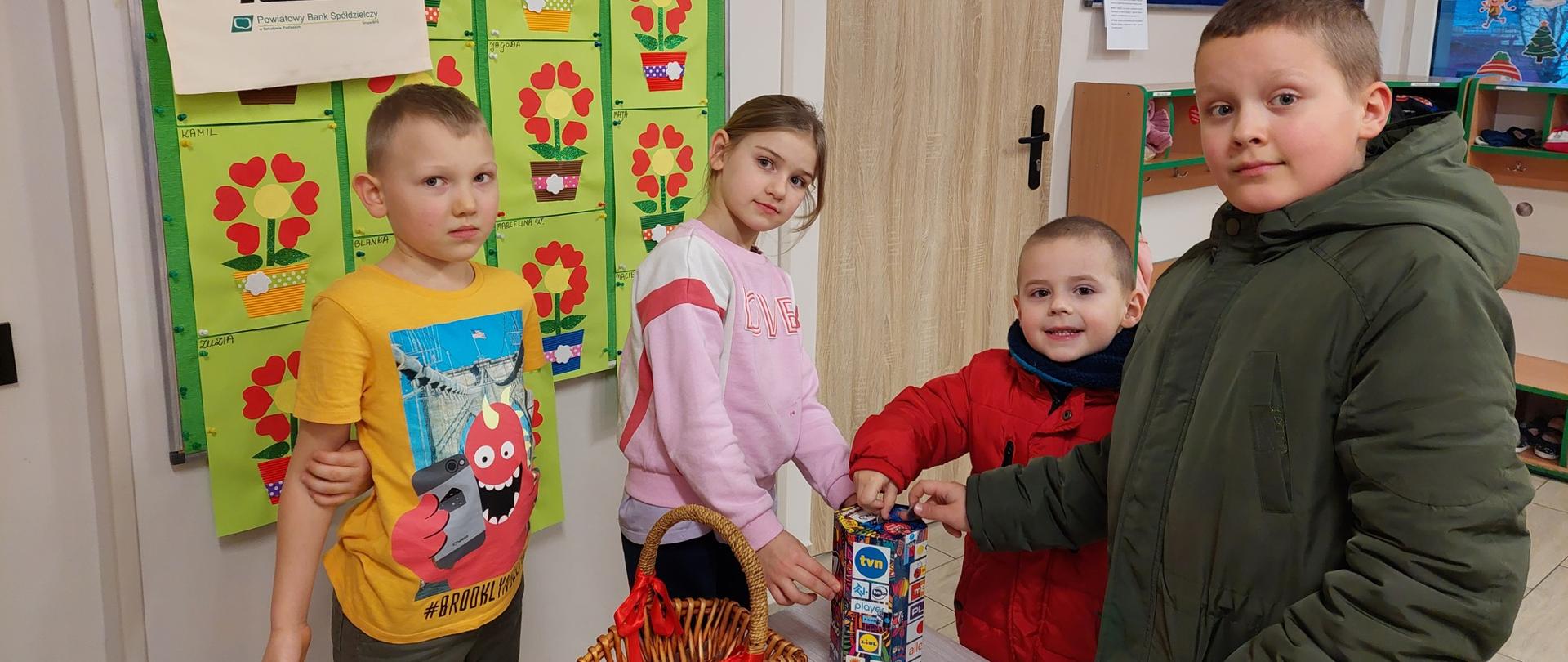 Dzieci w budynku zbierają dla WOŚ