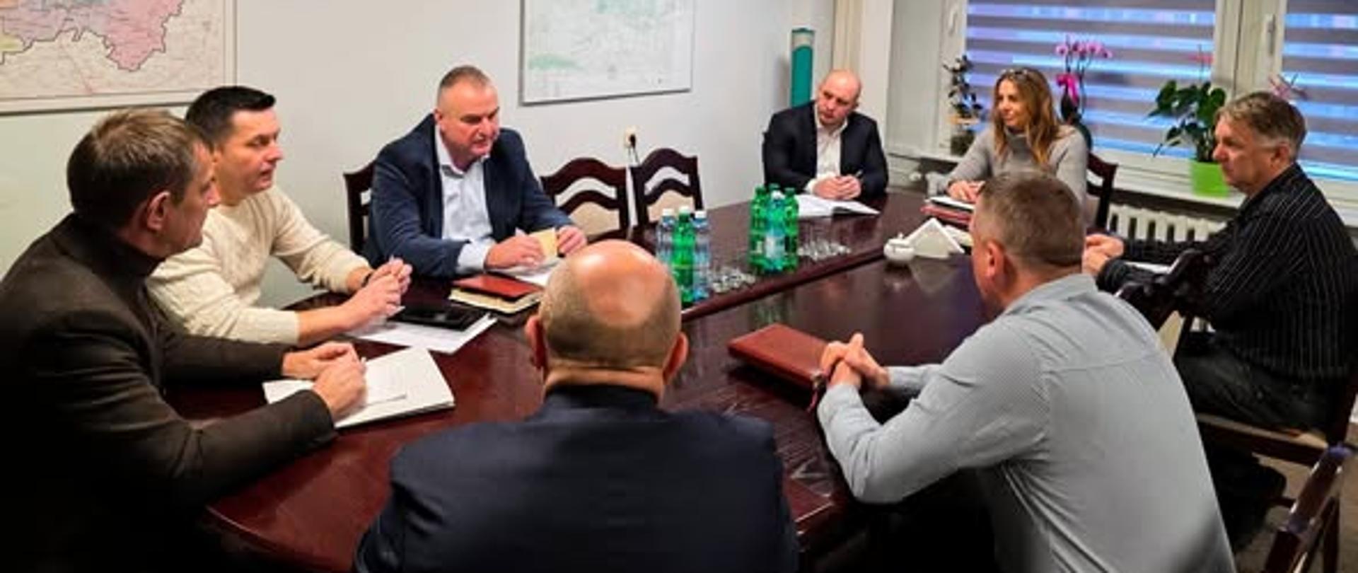 𝐊𝐨𝐦𝐮𝐧𝐢𝐤𝐚𝐜𝐣𝐚 𝐛𝐞𝐳 𝐩𝐫𝐳𝐞𝐫𝐰 – 𝐬𝐭𝐚𝐰𝐢𝐚𝐦𝐲 𝐧𝐚 𝐩𝐨𝐭𝐫𝐳𝐞𝐛𝐲 𝐦𝐢𝐞𝐬𝐳𝐤𝐚𝐧́𝐜𝐨́𝐰
