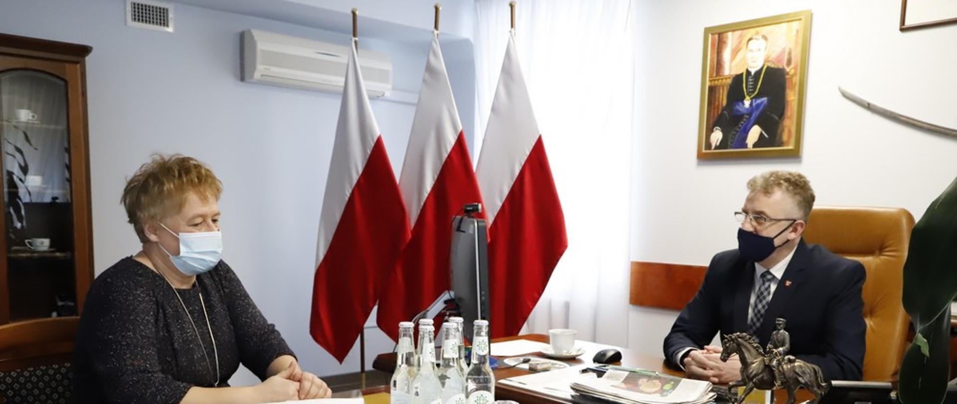 Starosta Grzegorz Piec i dyr. WBP filia w Końskich Elżbieta Fitas