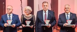 Starosta Hajnowski wraz z innymi włodarzami odbiera statuetkę