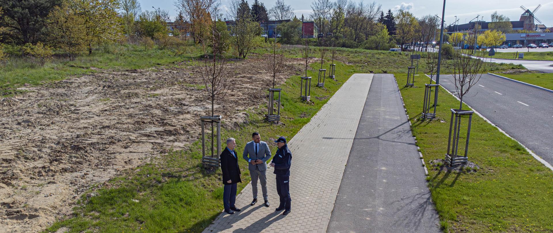 władze powiatu polkowickiego i komendant policji stoją na chodniku i rozmawiają