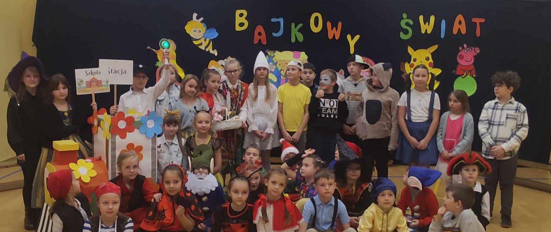 dzieci w kostiumach z bajek