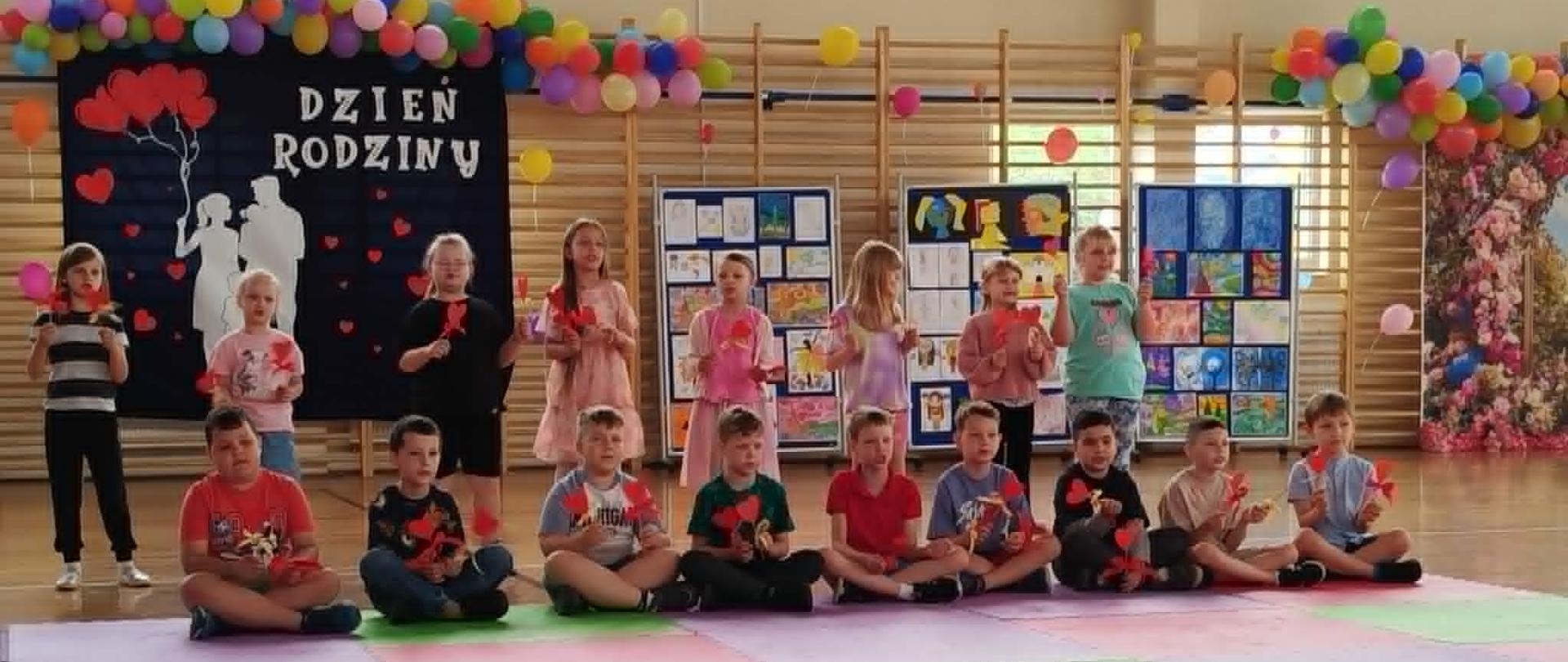 UCZNIOWIE KLASY 1 ŚPIEWAJĄ PIOSENKĘ DLA MAMY I TATY.