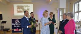 Wręczenie odznaczenia Państwu Irenie i Henrykowi przez Wójta Gminy
