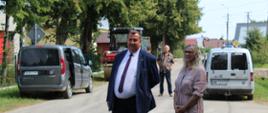Dyrektor Zarządu Dróg Mikołaj Janowski i Wicestarosta Joanna Kojło przyglądają się efektom prac