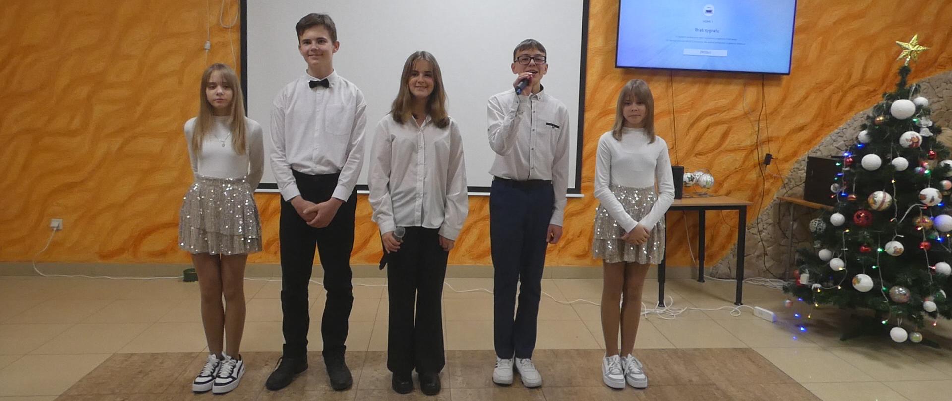 Występ naszych uczniów na spotkaniu wigilijnym pracowników Gminy Radoszyce 