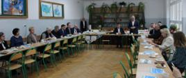 Zaproszeni goście - siedzą przy stołach, przemawia Starosta Hajnowski Andrzej Skiepko