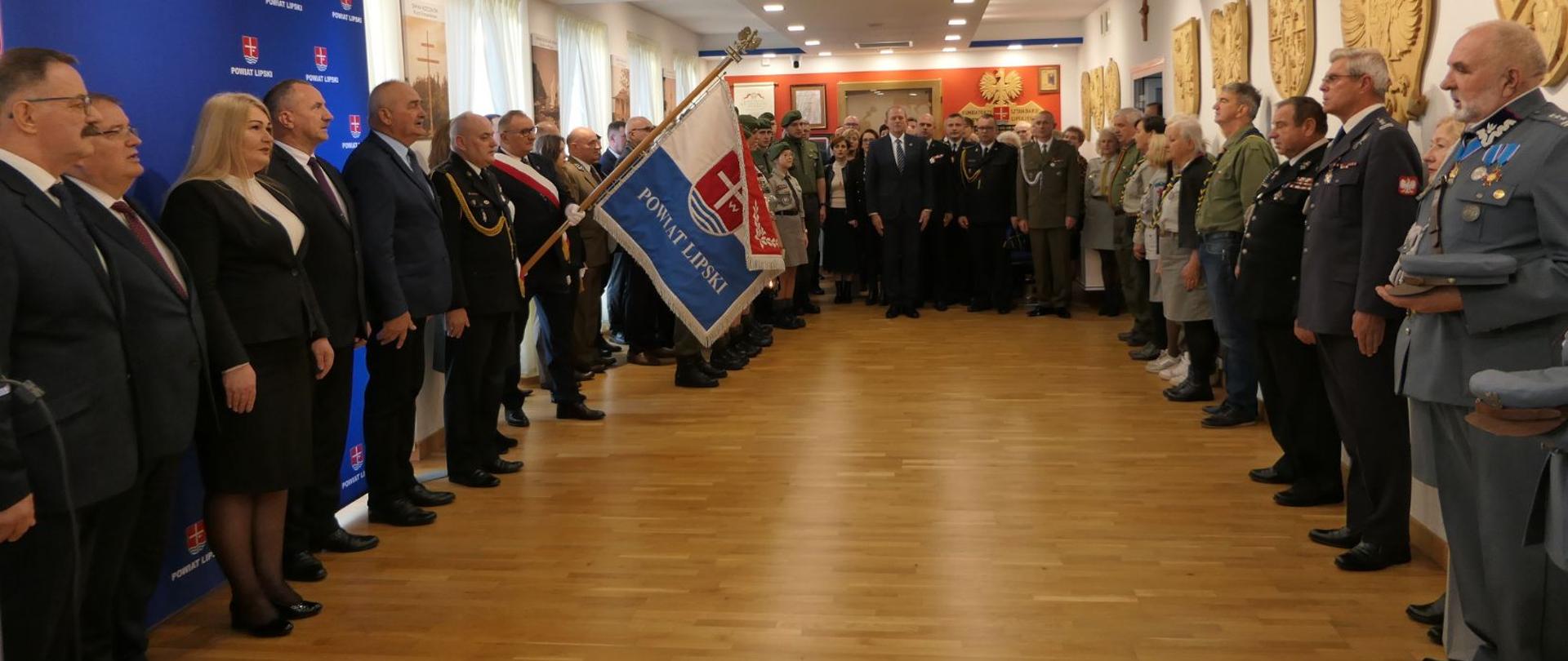 Uczestnicy uroczystości odśpiewują hymn narodowy na sali konferencyjnej w Starostwie Powiatowym w Lipsku.