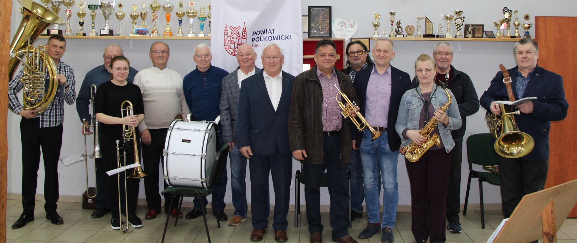 władze powiatu polkowickiego z orkiestrą