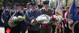 Poszczególne delegacje składają kwiaty - delegacja służb mundurowych z Powiatu Hajnowskiego