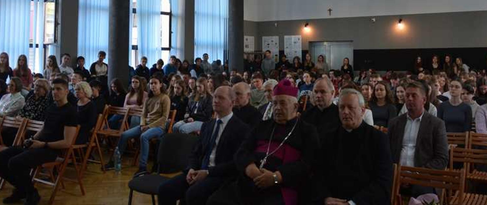Wizytacja Księdza Biskupa Edwarda Białogłowskiego w I Liceum Ogólnokształcącym w Jaśle