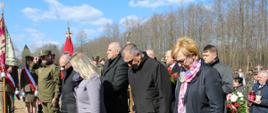 Delegacje składają kwiaty przy pomniku