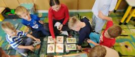Dzieci w trakcie zajęć angielskiego