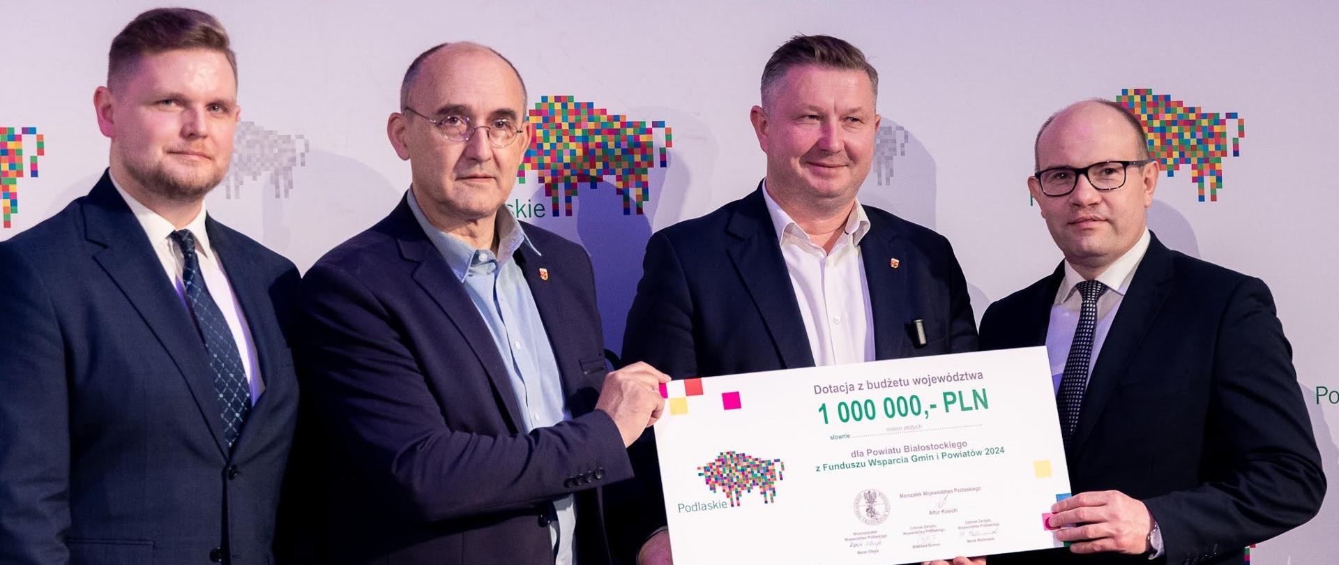 Fot. UMWP - przedstawiciele powiatu z promesą