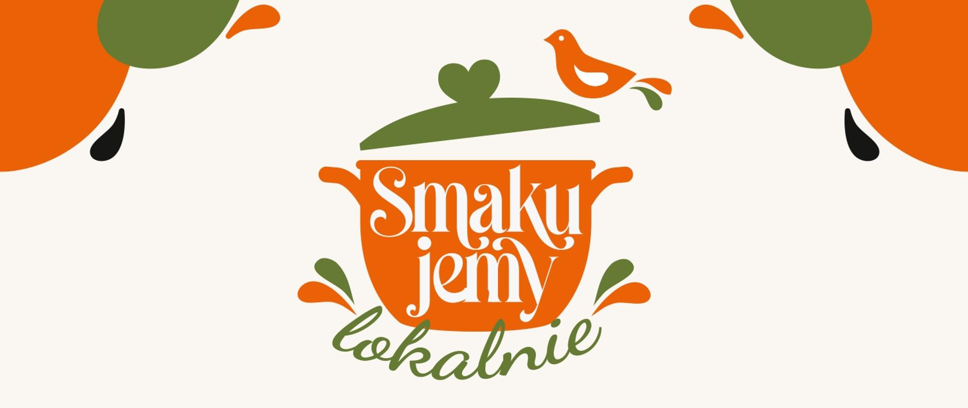 Grafika przedstawia logo konkursu skierowanego do Kół Gospodyń Wiejskich. Logo przedstawia garnek w kolorze pomarańczowym, na którym znajduje się biały napis "Smakujemy", poniżej zielony napis "lokalnie". Nad garnkiem unosi się zielona pokrywka, zwieńczona uchwytem w kształcie serca, nad pokrywką z prawej strony unosi się pomarańczowo zielony ptak. Logo znajduje się na kremowo białym tle.