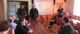 Nauczyciele siedzą w sali konferencyjnej, rozmawiają z leśnikami