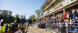 Zebrani pdczas uroczystości patriotyczno- sportowej z okazji 82. rocznicy powstania Rzeczpospolitej Partyzanckiej przygotowują się na Miejskim Stadionie MKS Proszowianka do odśpiewania hymnu narodowego