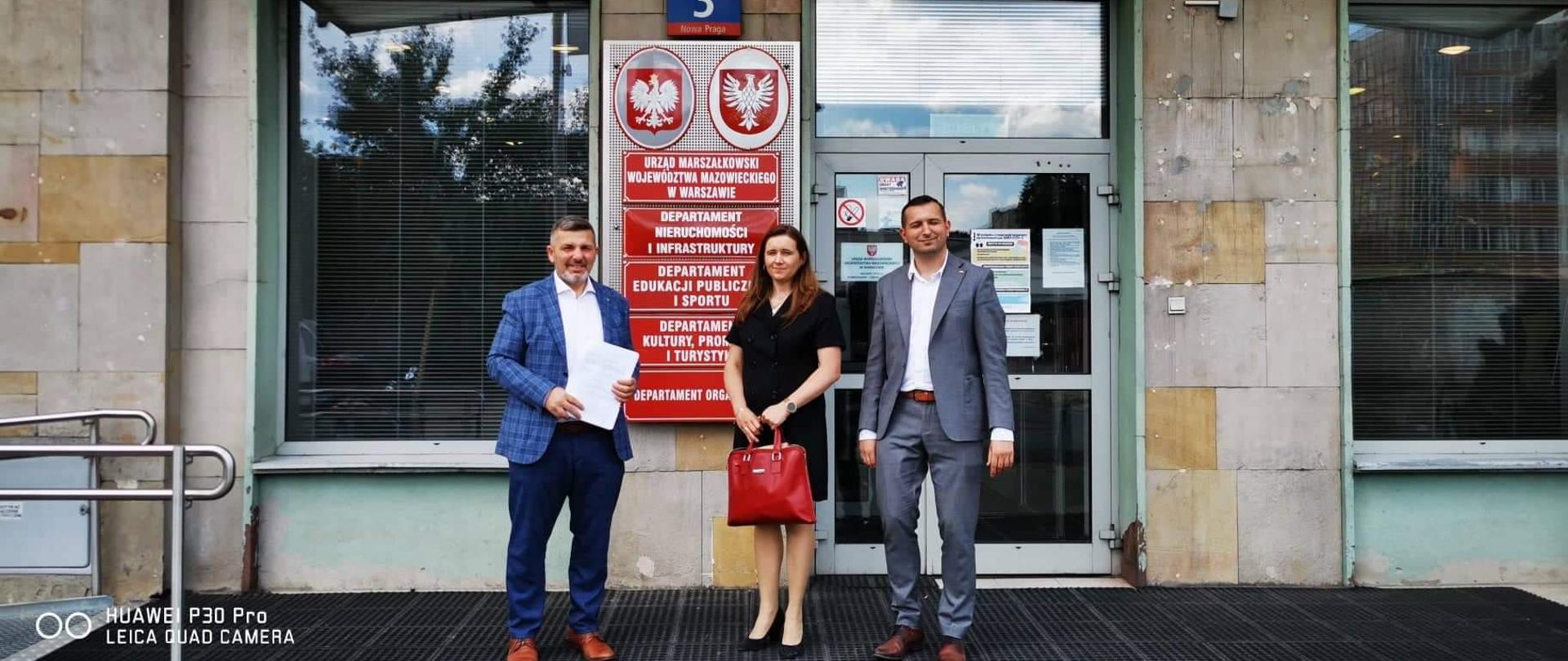 przedstawiciele Starostwa na tle Urzędu Marszałkowskiego