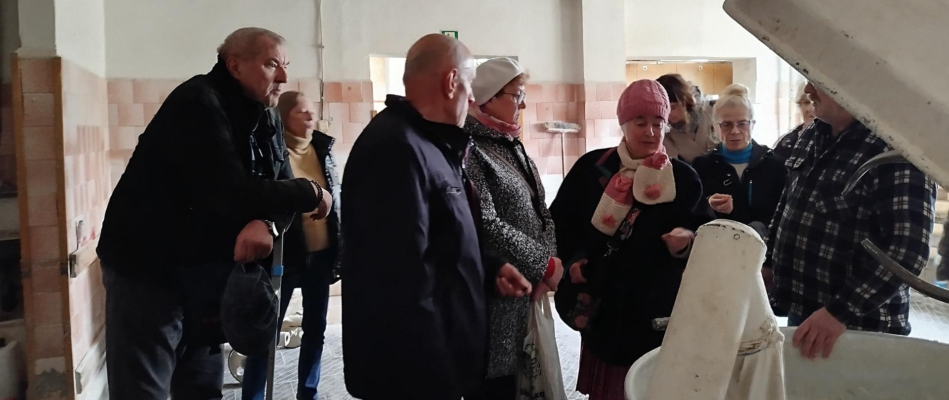 Wizyta uczestników Klubu „Senior+” w lokalnej piekarni